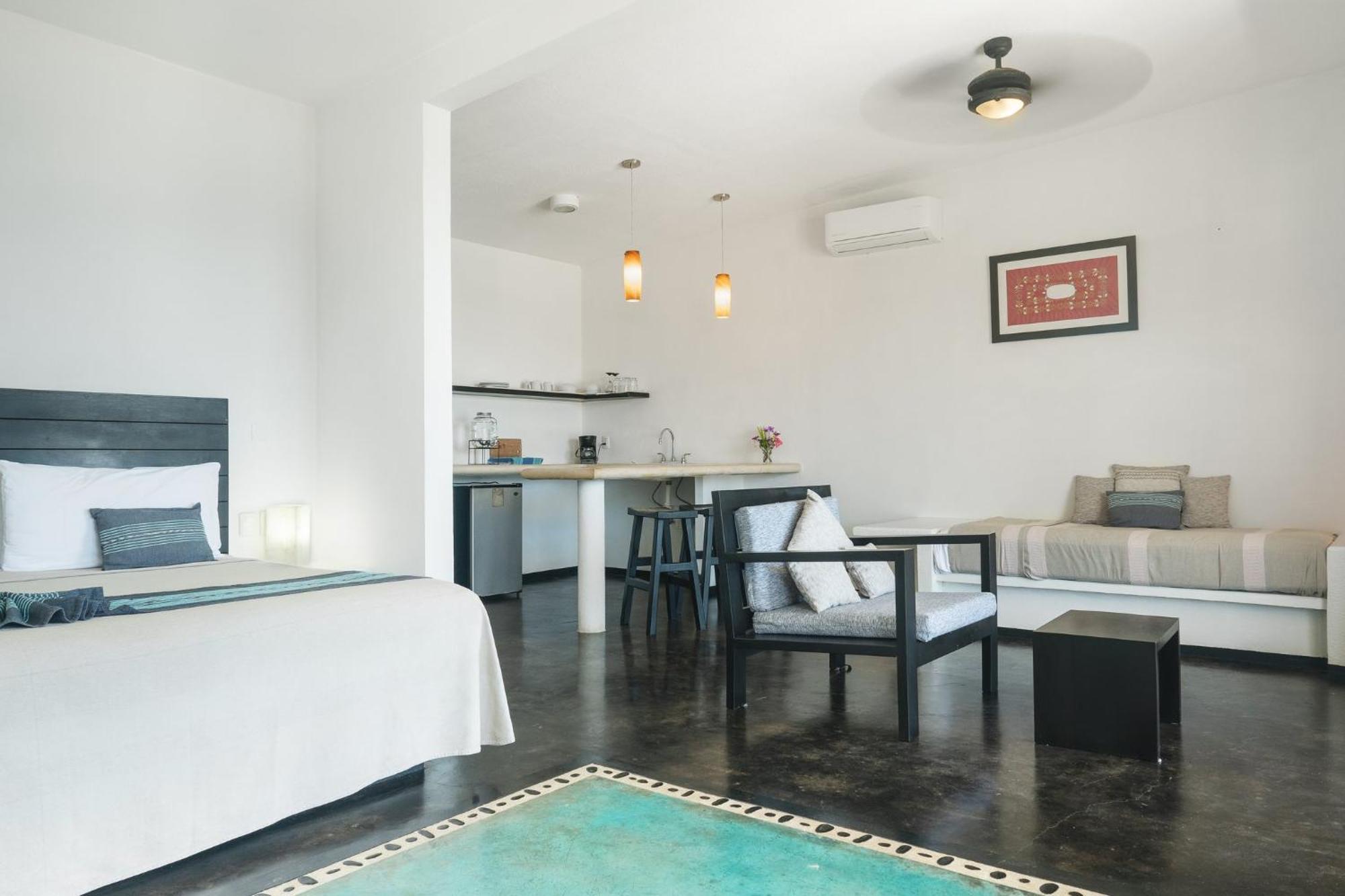 Manta Raya Hotel - Right On The Beach Cuatunalco Ngoại thất bức ảnh