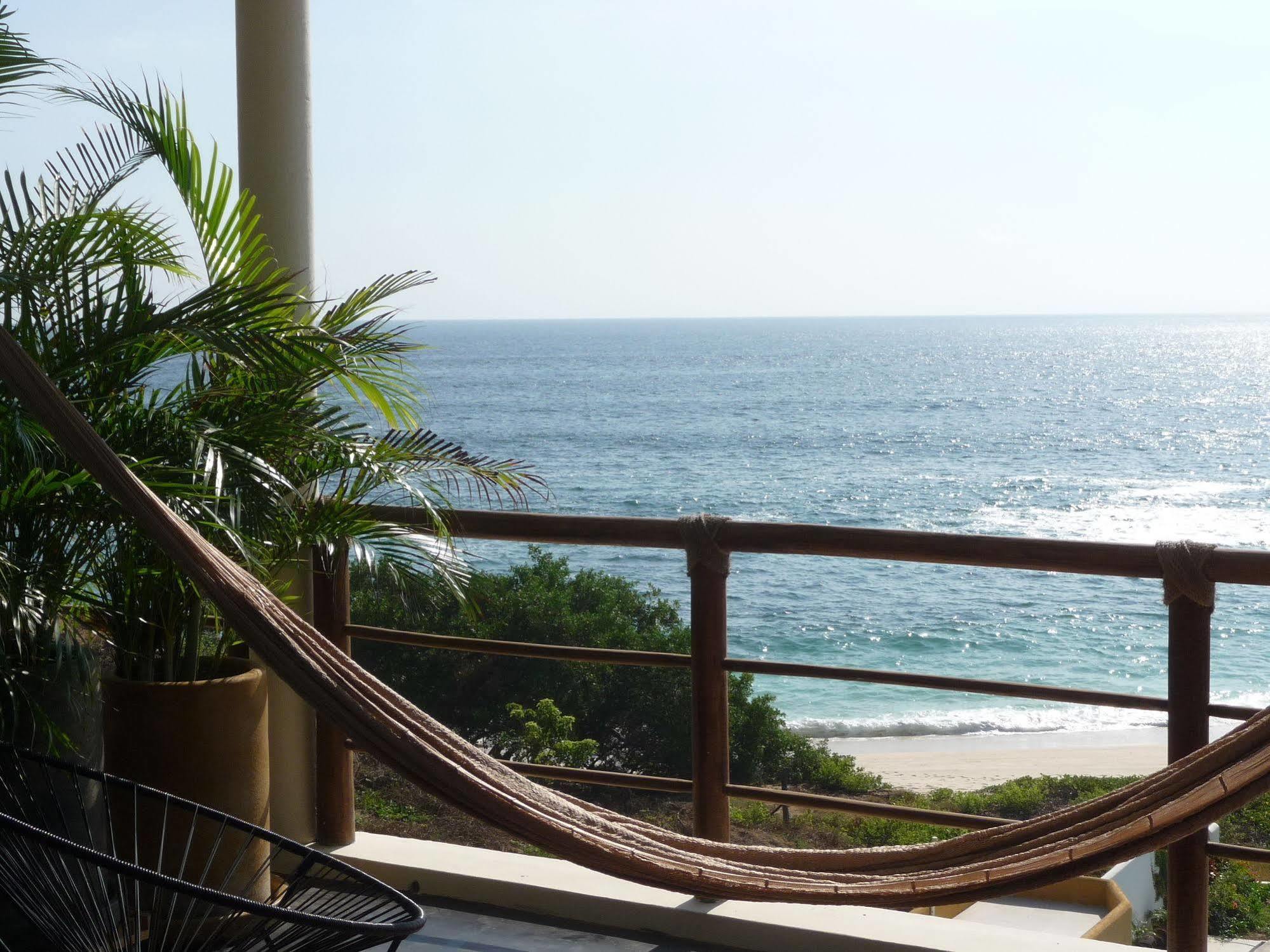 Manta Raya Hotel - Right On The Beach Cuatunalco Ngoại thất bức ảnh